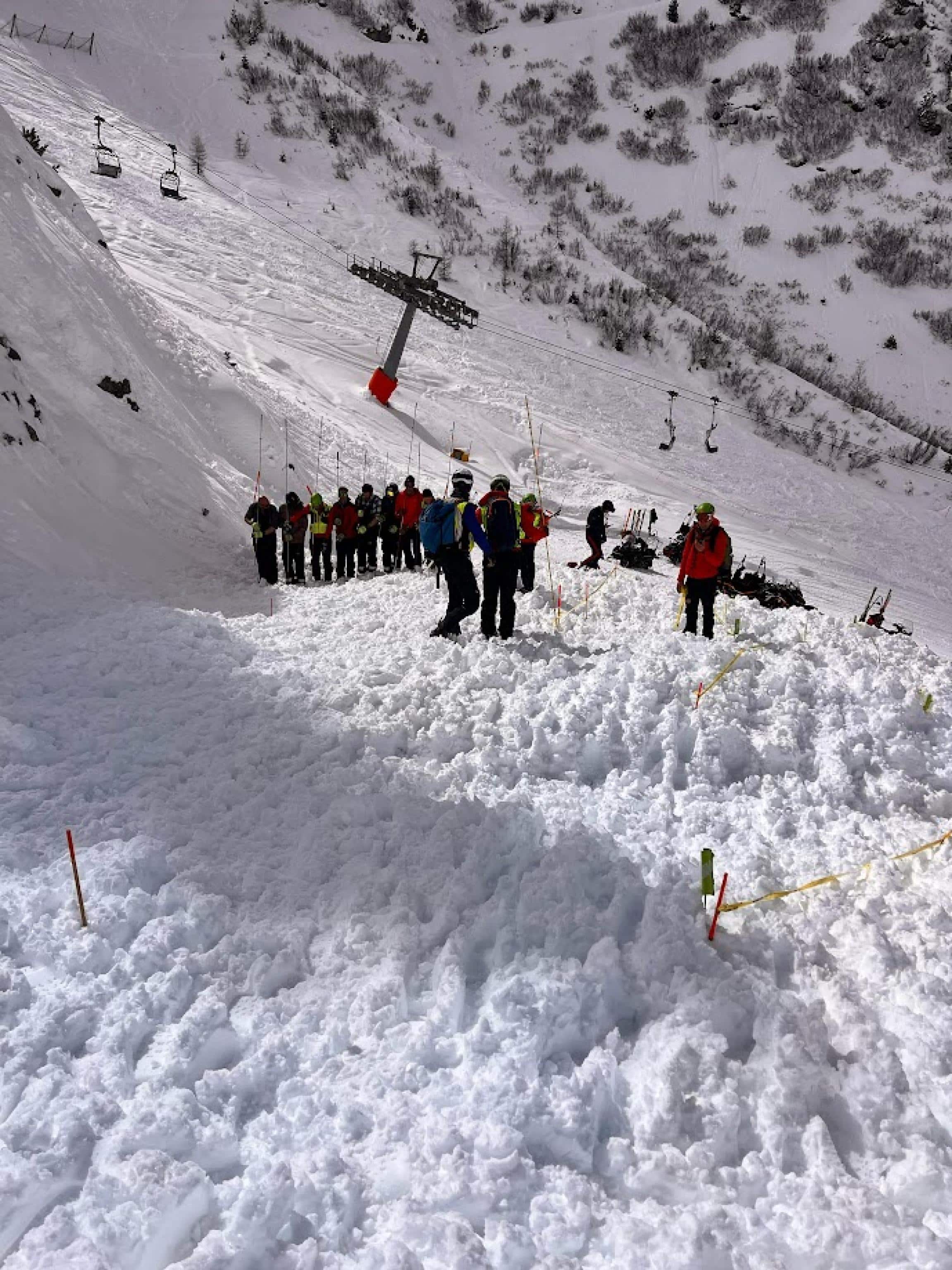 Una valanga è finita sulla pista Tresca a quota 2150 m, a Pampeago nel comprensorio sciistico Latemar-Obereggen, in Trentino, fortunatamente senza travolgere sciatori. La chiamata al 112 è arrivata da parte degli impiantisti, i quali chiedevano supporto alla bonifica. Una valanga è finita sulla pista Tresca a quota 2150 m, a Pampeago nel comprensorio sciistico Latemar-Obereggen, in Trentino, fortunatamente senza travolgere sciatori. La chiamata al 112 è arrivata da parte degli impiantisti, i quali chiedevano supporto alla bonifica. La slavina era di piccole dimensioni e pare sia stata provocata da degli sciatori, nonostante vigesse il divieto di fare sci fuoripista. La bonifica è stata eseguita con ricerca Recco, ricerca Artva, il supporto dei cinofili e il sondaggio spalla spalla di tutta l'area coinvolta e ha infine dato esito negativo.
ANSA/ SOCCORSO ALPINO
+++ ANSA PROVIDES ACCESS TO THIS HANDOUT PHOTO TO BE USED SOLELY TO ILLUSTRATE NEWS REPORTING OR COMMENTARY ON THE FACTS OR EVENTS DEPICTED IN THIS IMAGE; NO ARCHIVING; NO LICENSING +++ NPK +++