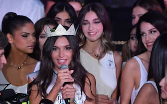 Salsomaggiore Terme : Palazzo dei Congressi . Elezione Miss Italia 2023 . Nella foto : Vittorio Sgarbi e Patrizia Mirigliani incoronano la Miss Italia 2023 Francesca Bergesio