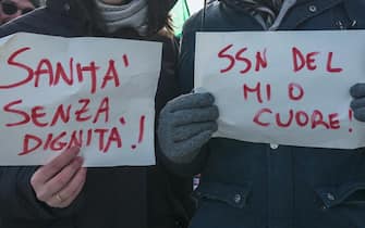 Circa 300 operatori del settore sanitario, tra medici e infermieri, hanno preso parte alla manifestazione organizzata a Torino il 5 dicembre 2023 in occasione dello sciopero nazionale. Un corteo, partito da piazza Bengasi, ha raggiunto il Grattacielo della Regione Piemonte. ANSA/JESSICA PASQUALON
