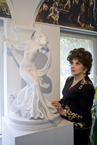 ROME, ITALY - OCTOBER 14: Italian actress Gina Lollobrigida is seen in her house next to her sculpture on October 14, 2008 in Rome, Italy.  (Photo by Marco Di Lauro/Getty Images)