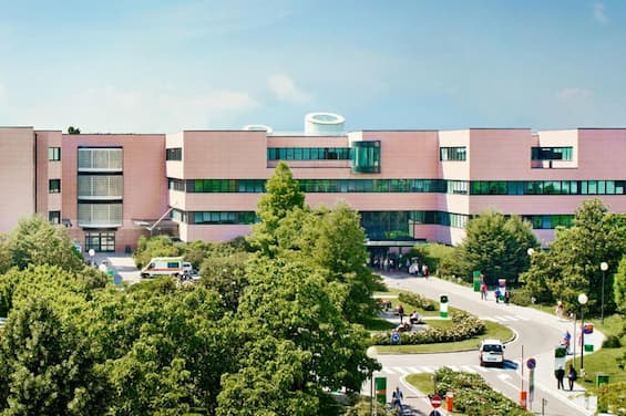 Milano, cade in fuga da polizia e muore in ospedale: rivolta dei parenti all