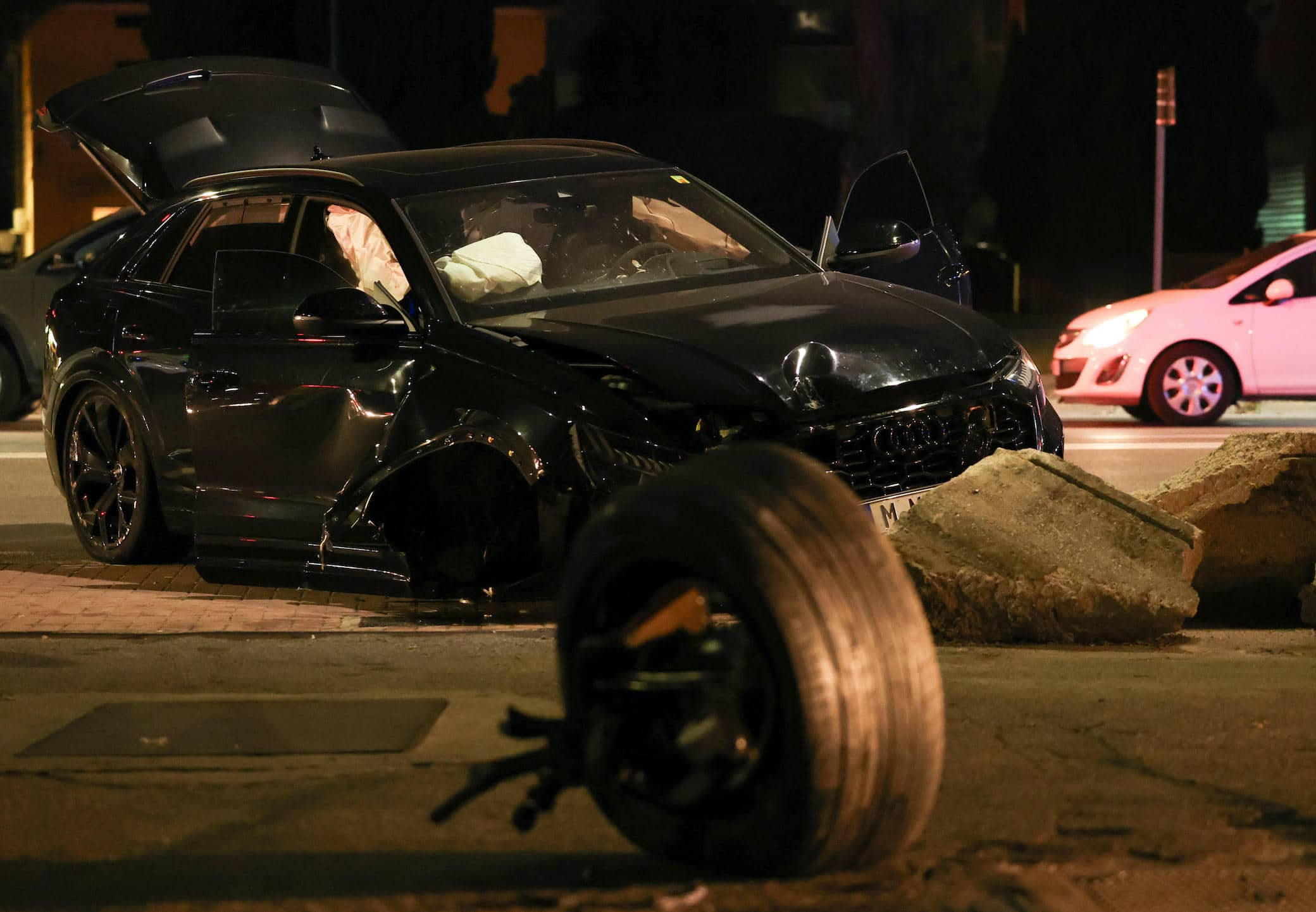 Paura per Mario Balotelli. L'attaccante Ë uscito di strada a Brescia e ha distrutto la sua auto. » accaduto in serata in via Orzinuovi. Il centravanti della squadra turca dell'Adana, attualmente infortunato, Ë uscito illeso barcollando dall'abitacolo. Tutti gli airbag dell'auto di Balotelli sono scoppiati. Brescia 23 novembre 2023.
ANSA/SIMONE VENEZIA