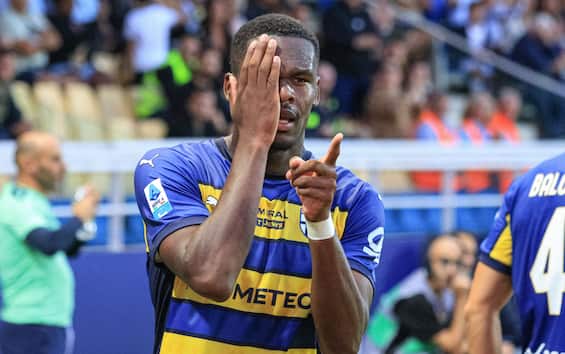https://static.sky.it/editorialimages/4a5b8d26304909de16abb9b6e44f0cbe2ab3ad41/skysport/it/calcio/serie-a/2024/10/26/ange-yoan-bonny-parma-chi-e-gol-tacco/Bonny_IPA_Esultanza.jpg?im=Resize,width=565