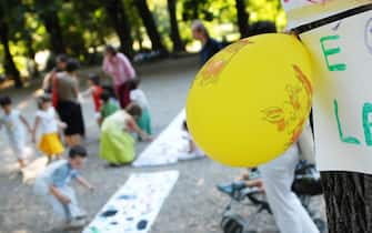 MILANO - MERENDA DI PROTESTA DEI BAMBINI DELLE MAMME E DELLE MAESTRE DEI  CENTRI RICREATIVI ESTIVI