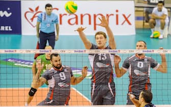 Gyorgy GROZER (G) Dmitriy MUSERSKIY (C)  Sergey TETYUKHIN (D) at the block - Belogorie BELGOROD.
CEV DenizBank Volleyball Champions League - Men - PARIS Volley - Belogorie BELGOROD/SPORTSVISION_1700.17/Credit:Alain Coudert/Sportsvisio/SIPA/1411101704