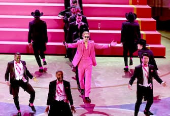 HOLLYWOOD, CALIFORNIA - MARCH 10: (L-R) Ncuti Gatwa, Kingsley Ben-Adir, Ryan Gosling and Simu Liu perform "I'm Just Ken" onstage during the 96th Annual Academy Awards at Dolby Theatre on March 10, 2024 in Hollywood, California. (Photo by Kevin Winter/Getty Images)