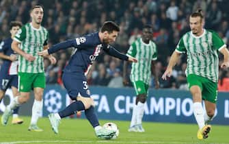epa10265901 Lionel Messi (L) of PSG in action against Sean Goldberg (R) of Maccabi Haifa during the UEFA Champions League group H match between Paris Saint-Germain and Maccabi Haifa in Paris, France, 25 October 2022.  EPA/CHRISTOPHE PETIT TESSON