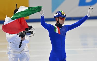Pietro Sighel of Italy celebrates his victory after the men's 500m final at the ISU World Short Track Championships in Seoul on March 11, 2023. (Photo by JUNG YEON-JE / AFP)