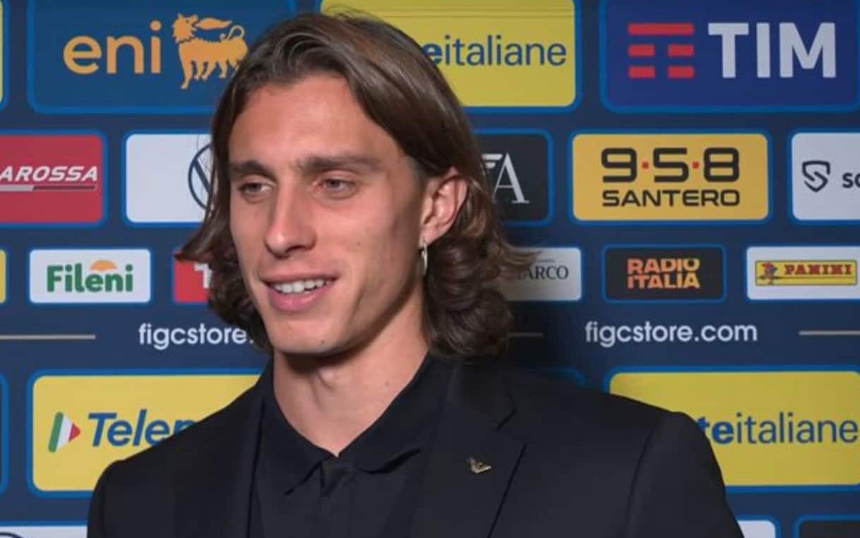 https://static.sky.it/editorialimages/4a9963bcf1c5759e26d351e60674193962b729b0/skysport/it/calcio/nazionale/video/2025/10/10/estonia-italia-calafiori-intervista-video-1042411/calafiori_italia_sky_sport.jpg?im=Resize,width=1218
