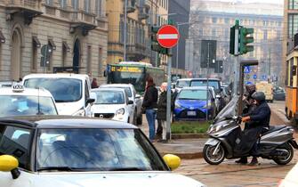 Smog e traffico a Milano, 19 gennaio 2021. ANSA / PAOLO SALMOIRAGO