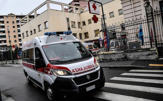 Incidente a Roma, scontro tra due auto e tre moto in via Aurelia: un morto