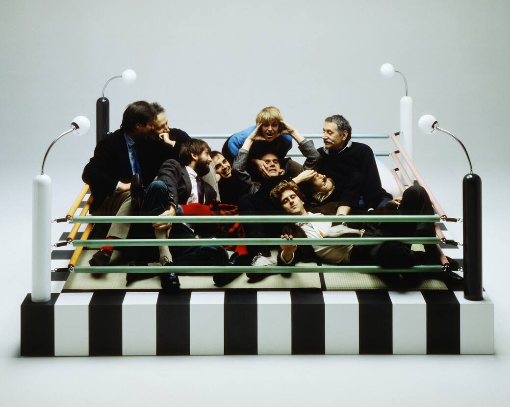 I membri fondatori del gruppo Memphis seduti sul letto Tawaraya (1981) progettato dall’architetto giapponese Masanori Umeda come area conversazione a forma di ring. Memphis srl/Foto Studio Azzurro