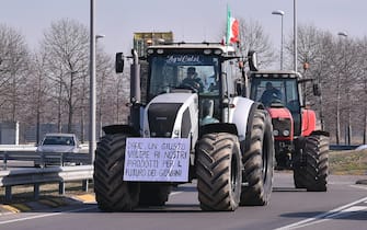 Farmers demonstrate with tractors in Cologno al Serio, Italy, 30 January 2024. ANSA/MICHELE MARAVIGLIA