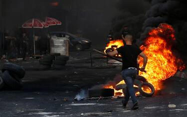 epa10724540 Palestinians clash with Israeli military forces in Jenin, the West Bank, 03 July 2023. The Israeli military announced on 03 July that they launched a large-scale operation in Jenin. According to the Palestinian Health Ministry, at least eight people were killed and dozens of others wounded in the Jenin raid.  EPA/ALAA BADARNEH