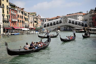 epa05959532 Tourists in gondolas on Canale Grande in Venice during the 57th International Art Exhibition in Venice, Italy, 12 May 2017. The exhibition at the Giardini and the Arsenale venues will be open to the public from 13 May to 26 November 2017.  EPA/ZSOLT CZEGLEDI  HUNGARY OUT
