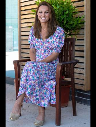 UK: Kate Middleton non ha paura di sporcarsi le mani durante una visita a The Nook in Framlingham Earl