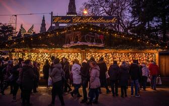 epa08074468 People stroll in a Christmas market at Rathausplatz in central Vienna, Austria, 15 December 2019, on the third Sunday of Advent.  EPA/ZOLTAN BALOGH HUNGARY OUT