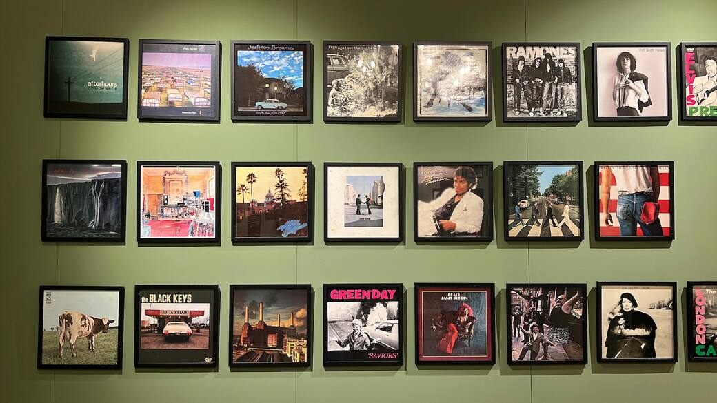 Veduta_dell_allestimento_della_mostra_Musica_da_guardare_Palazzo_dei_Priori_Fermo.jpg