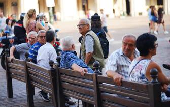 Anziani in piazza