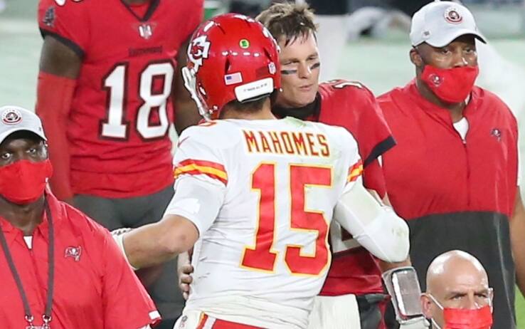 Mahomes e Brady si salutano dopo la gara dello scorso 29 novembre a Tampa vinta dai Chiefs