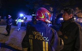 Un solaio di un ristorante a Pistoia dove era in corso il ricevimento per un matrimonio è crollato: cinque persone in codice rosso sono state portate negli ospedali. Inizialmente il bilancio dei feriti, secondo quanto appreso dai vigili del fuoco, era di 64 persone ma il presidente della Regione Toscana Eugenio Giani, sui social ha precisato: "Sono in contatto diretto con i nostri ospedali e sanitari che stanno dando il massimo. La situazione al momento, 30 feriti di cui cinque gravi: due persone in codice rosso all'ospedale di Pistoia, due a Careggi, una a Prato. Cinque codici gialli trasportati a Prato, Pistoia, Torregalli e Lucca. Venti codici verdi divisi tra Pescia, Torregalli, Lucca, Empoli e Pistoia". Il crollo è avvenuto in un salone del primo piano dell'ex convento di Giaccherino, che da alcuni anni è adibito a ristorante. Alcuni invitati avevano già lasciato la festa, ma una sessantina di persone, soprattutto giovani, sono rimate all'interno del locale e stavano ballando, quando all'improvviso è avvenuto il crollo del pavimento del solaio, Pistoia 13 Gennaio 2024. ANSA/CLAUDIO GIOVANNINI