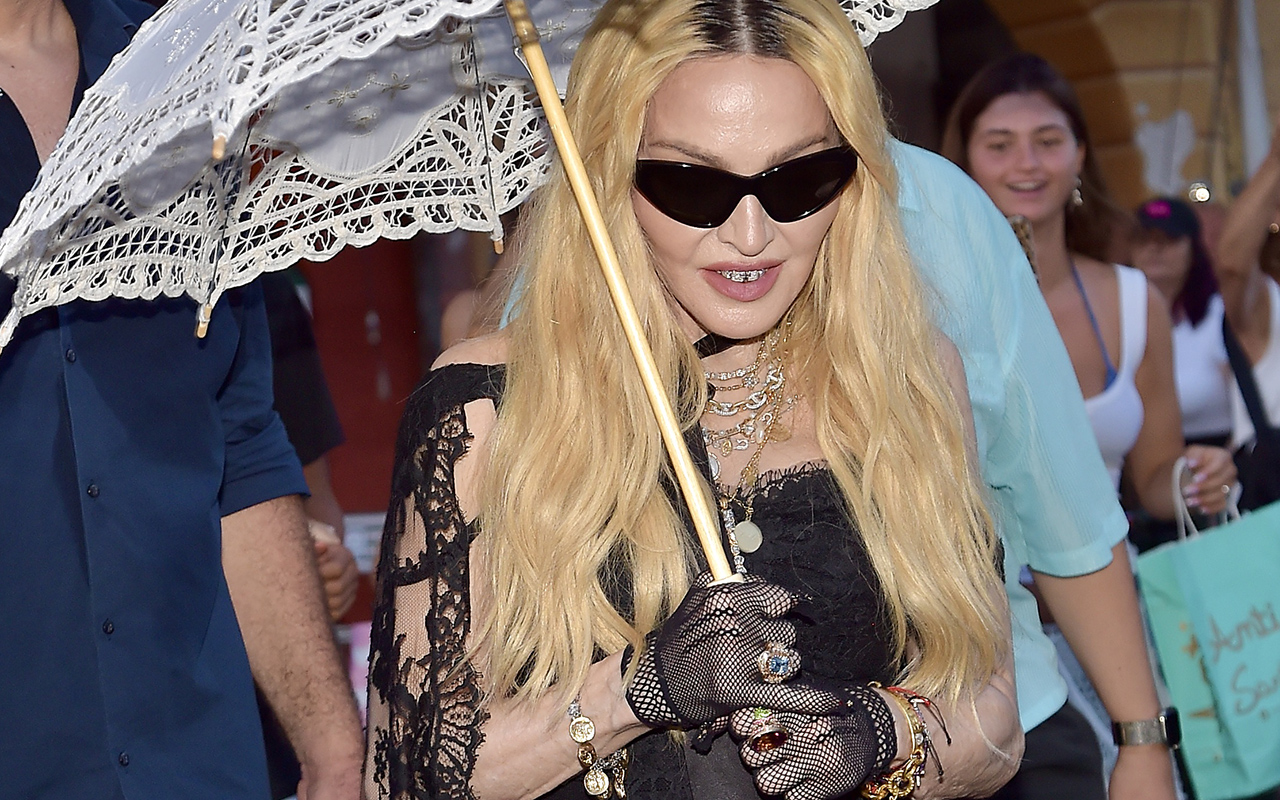 Morto Christopher Ciccone, il fratello di Madonna aveva 63 anni | Sky TG24