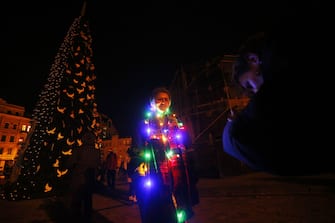 Una donna festeggia il Capodanno a Kiev