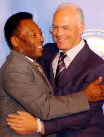 epa11064786 (FILE) - A file photograph of Brazilian former soccer legend Pele (L) and German former soccer legend Franz Beckenbauer (R) at the presentation of the FIFA Award in Zuerich, Switzerland, 23 September 2004, re-issued 08 January 2024. Beckenbauer passed away on 07 January 2024 aged 78, as his family confirmed on 08 January.  EPA/WALTER BIERI *** Local Caption *** 00280981