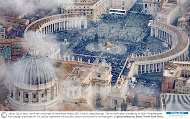 Vatican City - an aerial view of the funeral mass of former Pope Benedict XVI, Cardinal Joseph Ratzinger, at St. Peter’s Square with Pope Francis as presider 2023-01-05. This exclusive picture taken by an helicopter of the Italian Police. Free copyright only, at condition that it is captioned: © photo by Massimo Sestini courtesy of Italian State Police

Città del Vaticano - veduta aerea del funerale dell'ex Papa Benedetto XVI, Cardinale Joseph Ratzinger, presieduta da Papa Francesco in Piazza San Pietro 2023-01-05. Fotografia esclusiva scattata da un elicottero della Polizia italiana. Può essere utilizzata, a condizione che sia indicato nella didascalia: © Massimo Sestini/Polizia di Stato