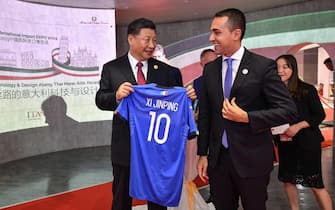 Italian Foreign Minister Luigi Di Maio (R) gives Chinese President Xi Jinping (L) a jersey of the Italian National soccer team at the Italy's pavilion of CIIE (China international import expo), in Shanghai, China, 05 November 2019. 
ANSA/ALESSANDRO DI MEO