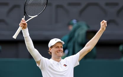 epa12236125 Jannik Sinner of Italy celebrates winning the Men's Singles final match against Carlos Alcaraz of Spain at the Wimbledon Championships, Wimbledon, Britain, 13 July 2025.  EPA/TOLGA AKMEN  EDITORIAL USE ONLY
