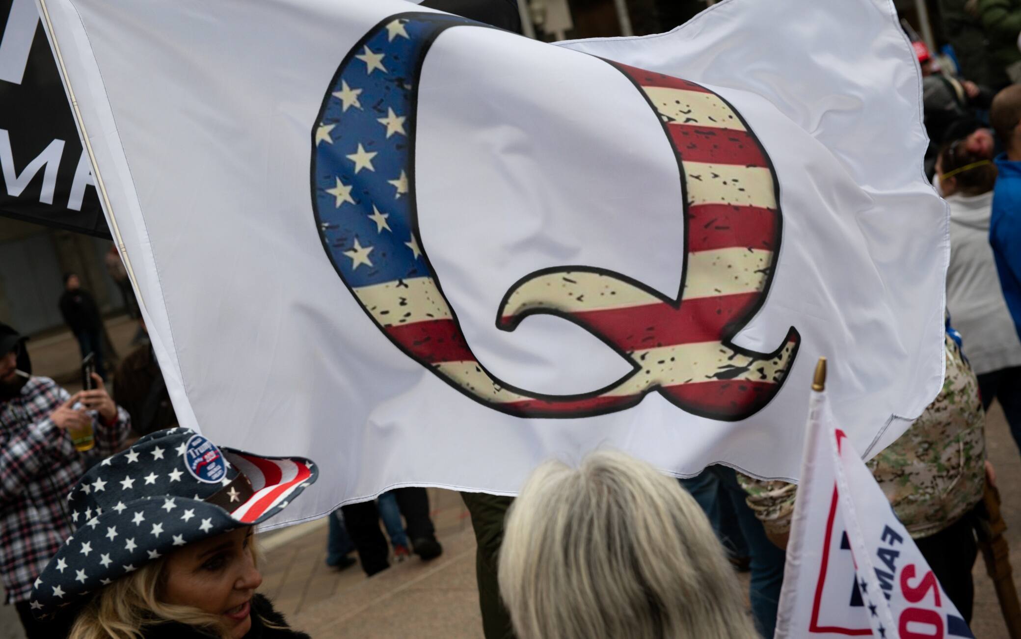 QAnon, la setta cospirazionista che vuole eliminare il cospirazionismo 