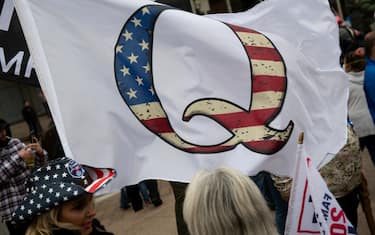 An apparent believer in the Qanon conspiracy theory holds a Q flag as pro-Trump demonstrators gather in Freedom Plaza to protest Presidential election results in Washington, D.C., on January 5, 2021, amid the coronavirus pandemic. Thousands of Trump supporters and other far-right extremist groups again descended on Washington in denial of President-Elect Joe Biden’s election win earlier in November, after other recent pro-Trump gatherings descended into violence and vandalism.(Graeme Sloan/Sipa USA) (Washington - 2021-01-05, Graeme Sloan / IPA) p.s. la foto e' utilizzabile nel rispetto del contesto in cui e' stata scattata, e senza intento diffamatorio del decoro delle persone rappresentate