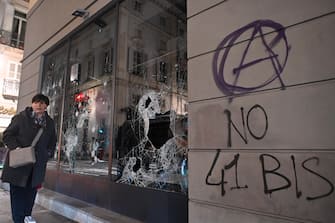 Grossi petardi e bombe carta sono stati lanciati dal corteo di anarchici in corso a Torino, 04 marzo 2023. Atti vandalici contro numerosi e edifici e negozi, chiusi per indicazione delle forze dell'ordine. Distrutto il lunotto di un'auto con un tombino in ghisa divelto.
ANSA/ALESSANDRO DI MARCO