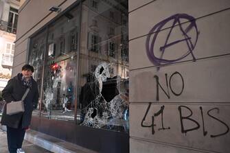 Grossi petardi e bombe carta sono stati lanciati dal corteo di anarchici in corso a Torino, 04 marzo 2023. Atti vandalici contro numerosi e edifici e negozi, chiusi per indicazione delle forze dell'ordine. Distrutto il lunotto di un'auto con un tombino in ghisa divelto.
ANSA/ALESSANDRO DI MARCO