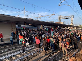 Proteste pro Palestina a stazione Bologna, ripresa circolazione treni