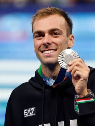 epa11526029 Silver medalist Gregorio Paltrinieri of Italy poses for photos after the medal ceremony for the Men 1500m Freestyle final of the Swimming competitions in the Paris 2024 Olympic Games, at the Paris La Defense Arena in Paris, France, 04 August 2024.  EPA/MAST IRHAM