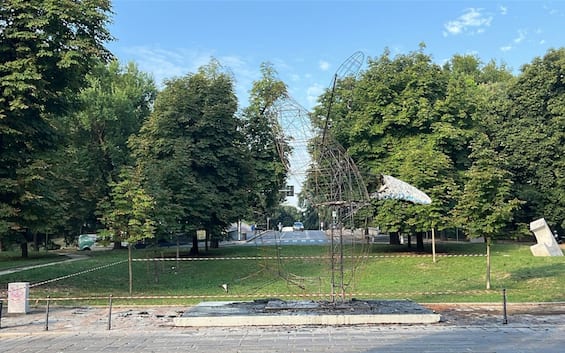 Incendiata Balena di Allegrucci alla Triennale di Milano, fermato presunto piromane