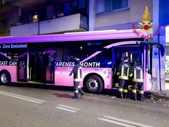 Nuovo incidente per un bus di linea a Mestre, in Via Carducci, l'autobus, un mezzo elettrico ha urtato un pilastro di un'abitazione dopo che il conducente ha perso il controllo del mezzo e ha attraversato la carreggiata, 14 ottobre 2023. Nell'incidente l'autista è rimasto ferito, mentre quattordici passeggeri avrebbero riportato contusioni lievi. 
ANSA/VIGILI DEL FUOCO
+++ ANSA PROVIDES ACCESS TO THIS HANDOUT PHOTO TO BE USED SOLELY TO ILLUSTRATE NEWS REPORTING OR COMMENTARY ON THE FACTS OR EVENTS DEPICTED IN THIS IMAGE; NO ARCHIVING; NO LICENSING +++ NPK +++