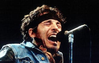 10/02/1985: Bruce Springsteen performs during the last show of the 1985 'Born in the U.S.A. Tour'. in Los Angeles, California (Photo by Bob Riha Jr/WireImage)