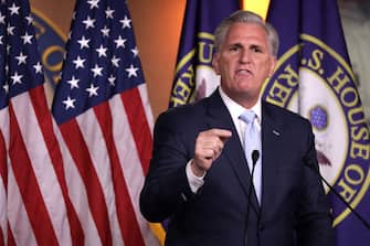 Il leader dei repubblicani alla Camera, Kevin McCarthy, ha avvertito che se il Grand Old Party conquisterà la maggioranza alle elezioni di Midterm, non ci saranno “assegni in bianco” all’Ucraina esprimendo il crescente scetticismo del suo partito sul sostegno finanziario a Kiev