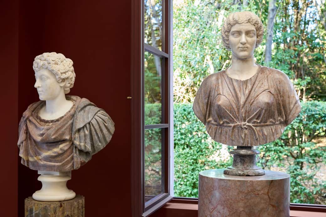 Installation view (work in progress), Marmora romana. Copyright Fondazione Torlonia. Foto Agostino Osio. Busto maschile a sinistra: MT 367 Testa moderna di Marco Aurelio giovane su busto loricato; Busto femminile a destra: MT 129 Testa ritratto femminile