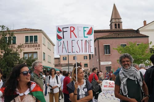 Corteo pro Palestina a Venezia in occasione della Mostra del Cinema, 30 agosto 2025 ANSA/ Andrea Merola 
--- Pro-Palestine demonstration in Venice on the occasion of the Venice Film Festival, 30 August 2025 ANSA/Andrea Merola