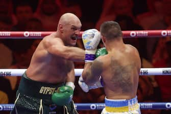 epa11351881 Tyson Fury of Britain (L) in action during his title bout for Undisputed Heavyweight Champion against Oleksandr Usyk of Ukraine, in Riyadh, Saudi Arabia, 18 May 2024.  EPA/ALI HAIDER