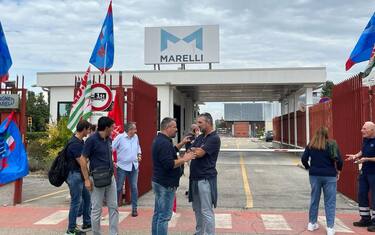 Lavoratori a presidio allo stabilimento Marelli di Crevalcore alle porte di Bologna, 20 Settembre 2023. ANSA/BENEDETTA DELLA ROVERE
