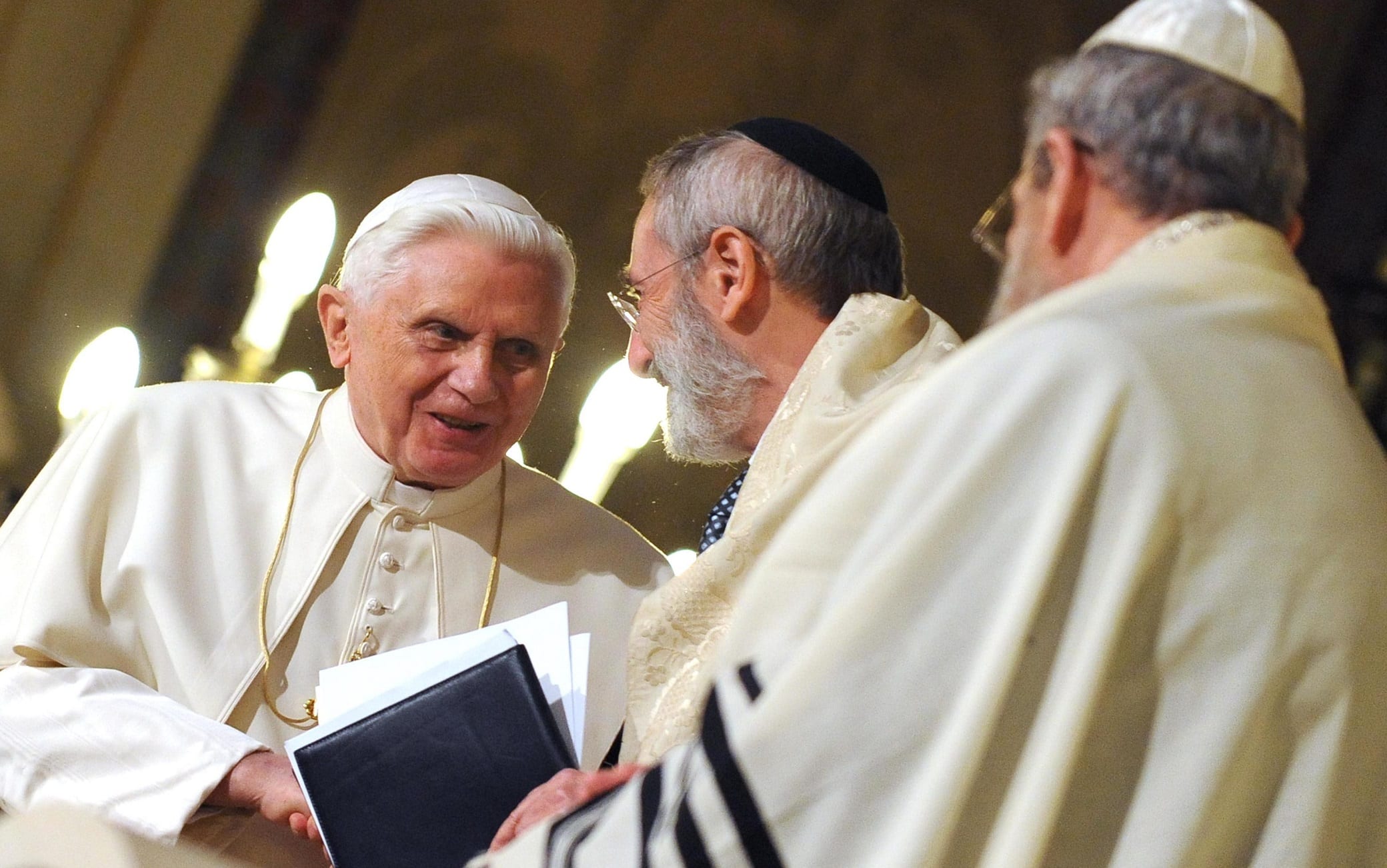 20100117-ROMA-REL-PAPA IN SINAGOGA:FARE PASSI INSIEME,PUR CON DIFFERENZE. Papa Benedetto XVI (S) con il Rabbino Capo, Riccardo Di Segni, nella Sinagoga di Roma, oggi 17 gennaio 2010.                                ANSA / ETTORE FERRARI / FRR