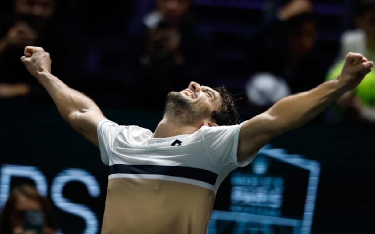 https://static.sky.it/editorialimages/4c25c0ad0022dc7f73f8fa833aa4e66035a3f9c9/skysport/it/tennis/video/2025/10/30/vacherot-ai-quarti-di-parigi-norrie-battuto-in-due-set-1047560/vacherot_ansa.jpg?im=Resize,width=1218