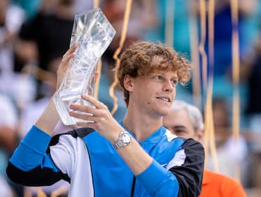 epa11253927 Jannik Sinner of Italy celebrates with his trophy after winning the Men's final match against Grigor Dimitrov of Bulgaria at the 2024 Miami Open tennis tournament at the Hard Rock Stadium in Miami, Florida, USA, 31 March 2024.  EPA/CRISTOBAL HERRERA-ULASHKEVICH