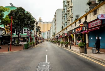 epa08200024 A view at an empty street with shops closed due to the coronavirus outbreak in Macao, China, 07 February 2020.  The coronavirus outbreak is affecting local Portuguese businesses along with their customers in Macao. The novel coronavirus (2019-nCoV), which originated in the Chinese city of Wuhan, has so far killed at least 638 people and infected over 31,000 others, mostly in China.  EPA/CARMO CORREIA