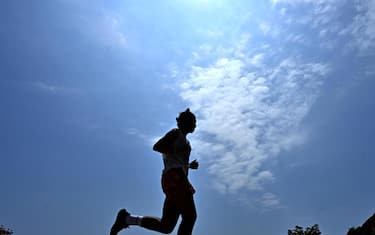 Runner under the sun despite the great heat. Genoa, Italy, 20 July 2023 ANSA/LUCA ZENNARO